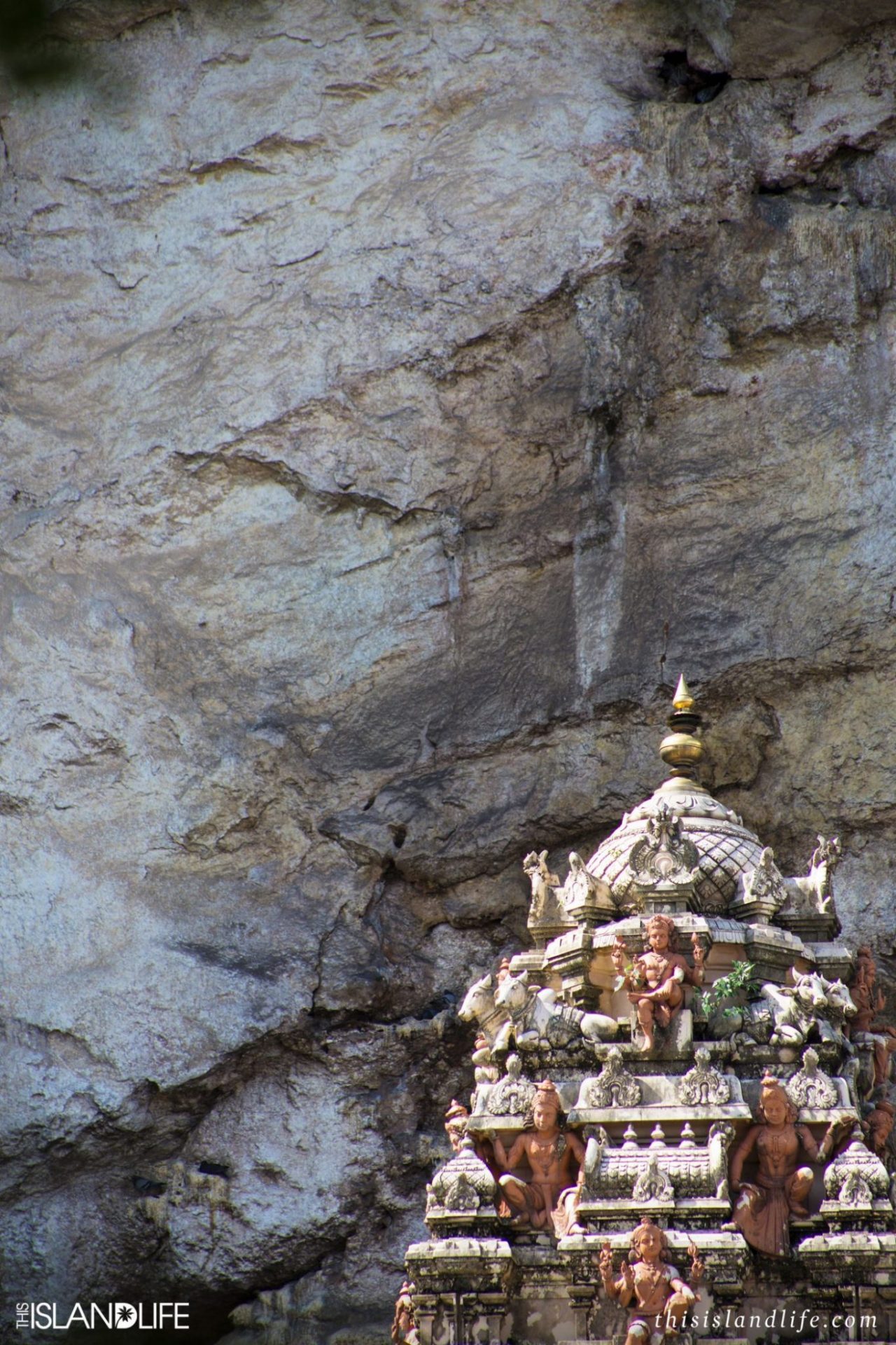 THIS ISLAND LIFE | Exploring the epic Batu Caves in Malaysia